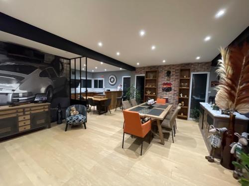 un salon avec une table et une salle à manger dans l'établissement Un petit coin d'Alsace villa de prestige, à Niederhaslach