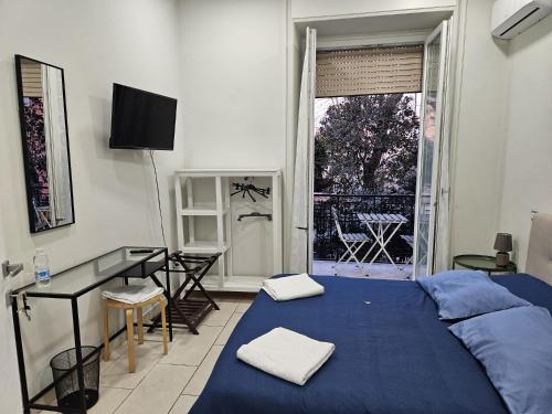 a bedroom with a bed and a desk and a window at binario&tre in Eboli
