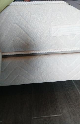 une fermeture du fond du matelas dans l'établissement Gîte tout confort entièrement équipé 50 m2 autonome, avec parking, à Saint-Sixte