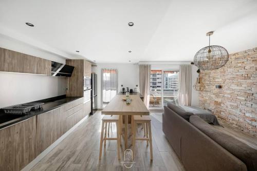 un salon avec un canapé et une table dans l'établissement Hyères Centre-Les Floralies T3/Clim/Garage/balcon by HC, à Hyères