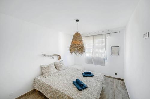 - une chambre dotée d'un lit avec des chaussures bleues dans l'établissement Hyères Centre-Les Floralies T3/Clim/Garage/balcon by HC, à Hyères