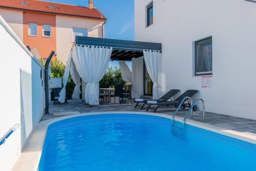 Bazén v ubytování Villa Essenza Mare in Vodice only 650 meters from the beach nebo v jeho okolí