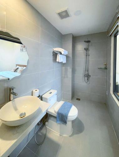 a bathroom with a sink and a toilet at Rio Homestay&Minimart in Phu Quoc