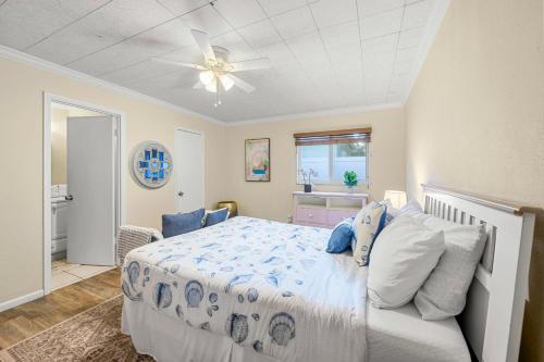 Giường trong phòng chung tại Tropical Tranquility In South Hutchinson Beach