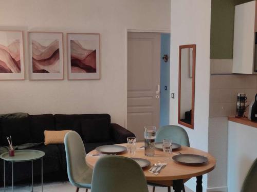 un salon avec une table avec des chaises et un canapé dans l'établissement Appartement confort 2P/4C, Centre Cauterets, près télécabine, parking à proximité - FR-1-234-333, à Cauterets