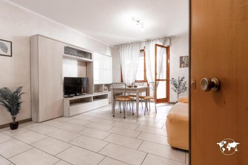 un soggiorno con cucina e sala da pranzo di All'Ombra del Castello by Holiday World a Poggio Renatico
