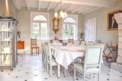 une salle à manger avec une table et des chaises dans l'établissement Les Trois Moulins - 10min Pont L'Evêque - 10P, à Les Authieux-sur-Calonne
