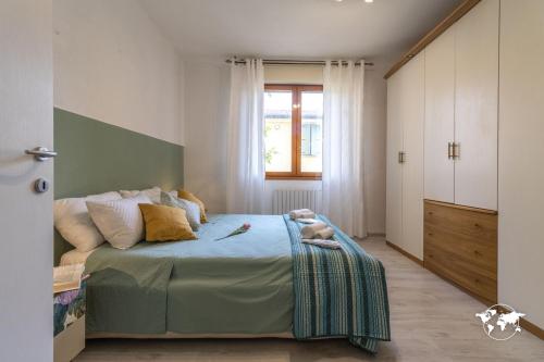 una camera da letto con un letto e una finestra di All'Ombra del Castello by Holiday World a Poggio Renatico