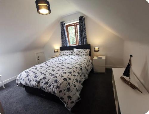 ein Schlafzimmer mit großem Bett und Fenster in der Unterkunft Cottage with 360 views in Gilwern