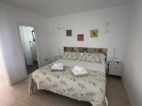 a bedroom with a bed with two towels on it at Vivienda Vacacional Casa Federico in Corralejo