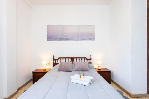Ένα ή περισσότερα κρεβάτια σε δωμάτιο στο Acogedor apartamento céntrico.