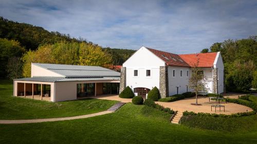 a large white house with a red roof at Batthyány Kastélyszálló in Zalacsány