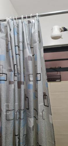 ナイロビにあるEagle Nest Fully Furnished studio Apartments at Eagle towerの部屋のラックに掛けられたカーテン