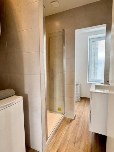 La salle de bains est pourvue d'une douche à l'italienne et d'un lavabo. dans l'établissement Le carré, appartement de ville, à Mulhouse