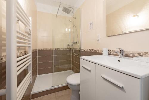 une salle de bain avec un lavabo, des toilettes et une douche dans l'établissement Studio sur les toits de Toulouse - proche métro, à Toulouse