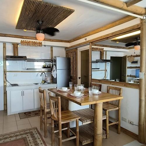 Кухня или мини-кухня в Gallardo Homestay at Marina Spatial Condo
