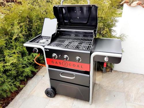 Kemudahan BBQ tersedia untuk tetamu di rumah percutian