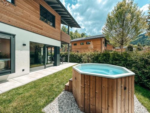 a hot tub in a yard next to a house at ZSAM Chalets mit Sauna und Hottub in Garmisch-Partenkirchen