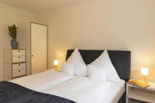 Letto o letti in una camera di Ferienwohnungen Friedenshöhe in Oberammergau