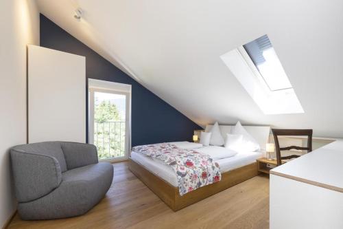 Letto o letti in una camera di Ferienwohnungen Friedenshöhe in Oberammergau