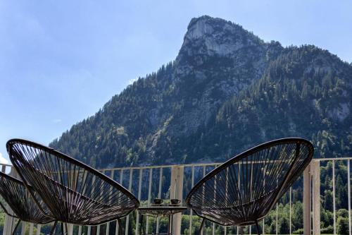 Vista generica sulle montagne o vista sulle montagne dall'interno dell'appartamento
