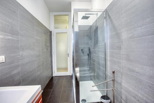 een badkamer met een douche en een wastafel bij Easylife - Milano - Morosini 32 - Porta Romana in Milaan