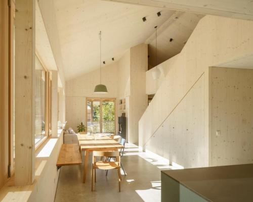 オーバーアマガウにあるFerienwohnungen Berguferのテーブルと椅子付きの広いダイニングルーム