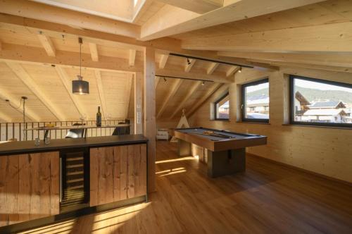 a large room with a kitchen with a large island at Wetzstoa Chalet in Unterammergau mit Sauna und Whirlpool in Unterammergau