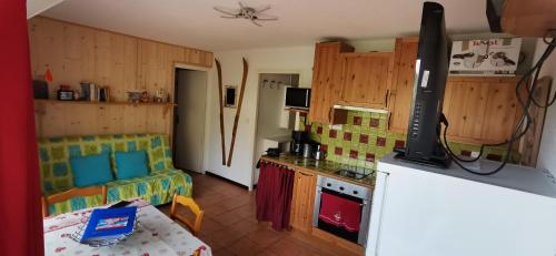un salon avec une télévision et une cuisine dans l'établissement Joli F2 de 2 à 8 places, 300m centre station ski, à Albiez-Montrond