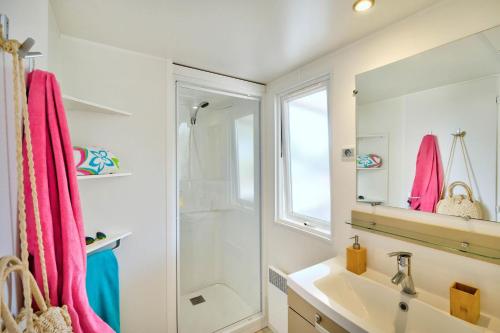 une salle de bain avec un lavabo et une douche dans l'établissement Domaine Résidentiel de Plein Air Les Paludiers, à Batz-sur-Mer