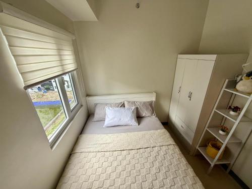 Rúm í herbergi á Urban Oasis 2BR Condo with Multiple Pools at SMDC Charm Residences