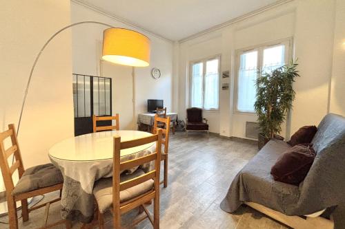 un salon avec une table et un canapé dans l'établissement Luminous T2 on the seafront, à Cannes