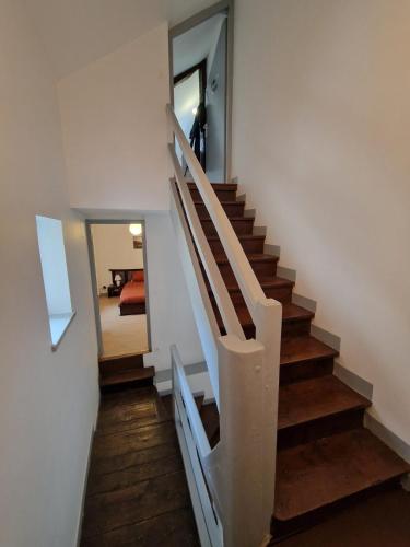 - un escalier dans une maison avec un escalier dans l'établissement Appartement atypique au cœur de Gray, à Gray