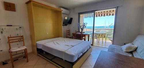 LE CAPITOLE Vue mer Studio cabine 27m2 les pieds dans leau 2 adultes 2 enfants clim et garage