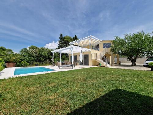 a house with a swimming pool and a yard at Großes Ferienhaus Zur Alleinigen Nutzung Mit Pool in Bilice