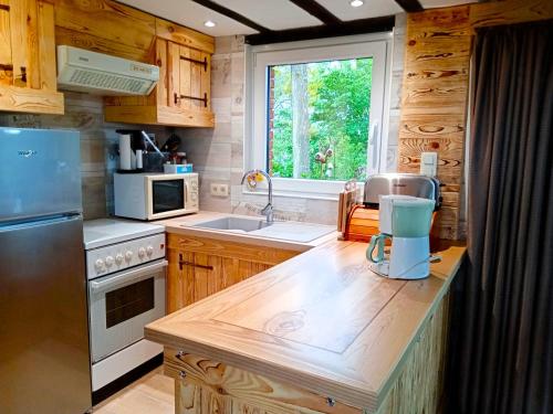 Una cocina o cocineta en Louloudia - Bonsoy Jaune 12 Blaimont - huis in het bos met mooi zicht en rustig gelegen