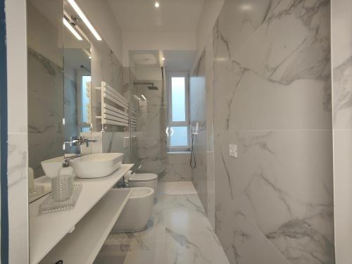 9 Guests 2 apartments together 2 and 3 floor with, 4 bedrooms, 4 baths in Milano downtown with AC, WiFi and Subway M1 M2 Airport Connected