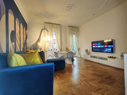 9 Guests 2 apartments together 2 and 3 floor with, 4 bedrooms, 4 baths in Milano downtown with AC, WiFi and Subway M1 M2 Airport Connected