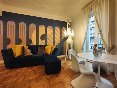 9 Guests 2 apartments together 2 and 3 floor with, 4 bedrooms, 4 baths in Milano downtown with AC, WiFi and Subway M1 M2 Airport Connected