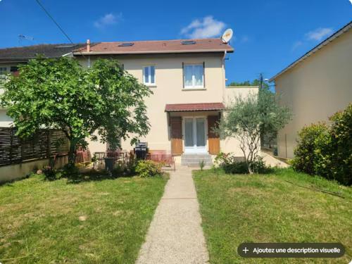 une maison avec un chemin en face d'une cour dans l'établissement Charmant appartement 35 m2 avec terrasse et jardin, à Domont