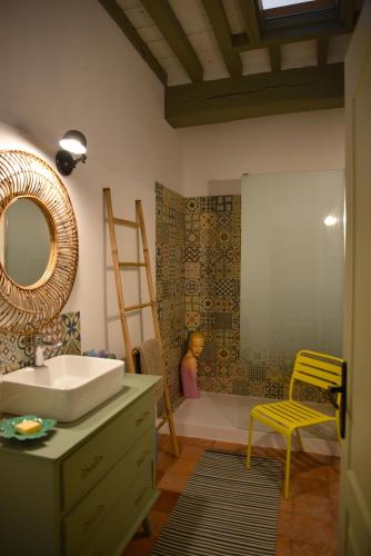 La salle de bains est pourvue d'un lavabo et d'une douche avec un enfant. dans l'établissement La maison Malabar, à Villefranche-du-Queyran