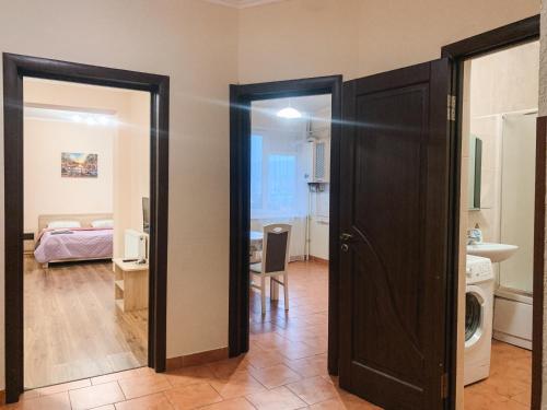 Ванная комната в Apartments Domovik Parkaniya, 2A