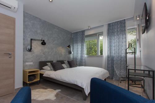 Un dormitorio con una cama grande y una ventana en B&B Vibe, en Split