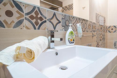 Ένα μπάνιο στο Sbarcadero Apartment