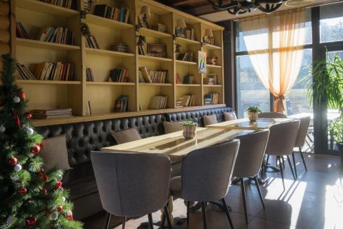 班斯科Cornelia Deluxe Residence的用餐室配有圣诞树和桌椅