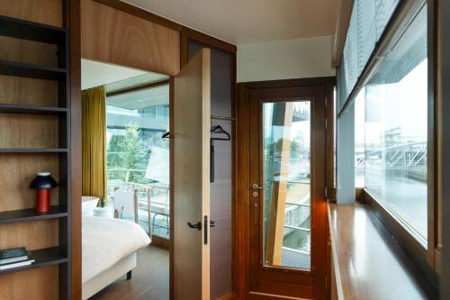 a room with a door and a bedroom with a window at SWEETS - Oosterdoksdraaibrug in Amsterdam