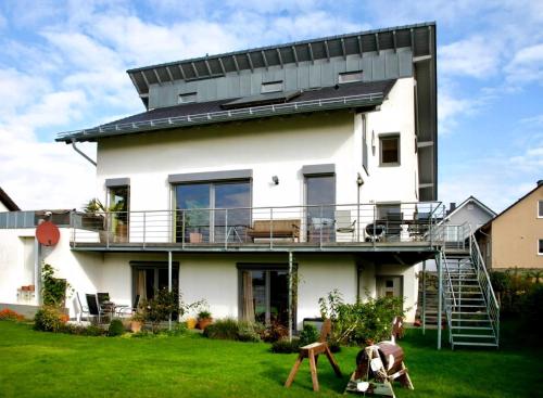 a large white house with a lot of windows at Fewo 5 Jahreszeiten in Bell
