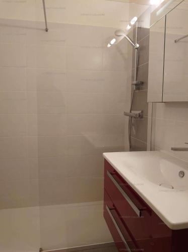 une salle de bain avec un lavabo, une douche et un miroir dans l'établissement 3PA45 - Très confortable T2 avec terrasses dans résidence avec piscine et parking, à Collioure