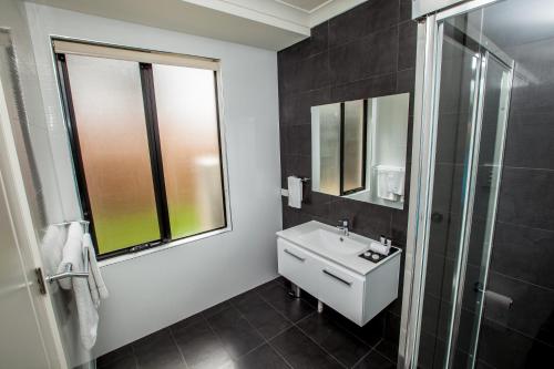 A bathroom at Neagles Retreat Villas