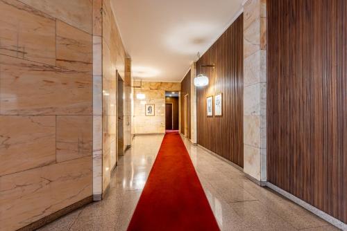 a red carpet in a hallway with a long corridor at Darsena Flat in Milan